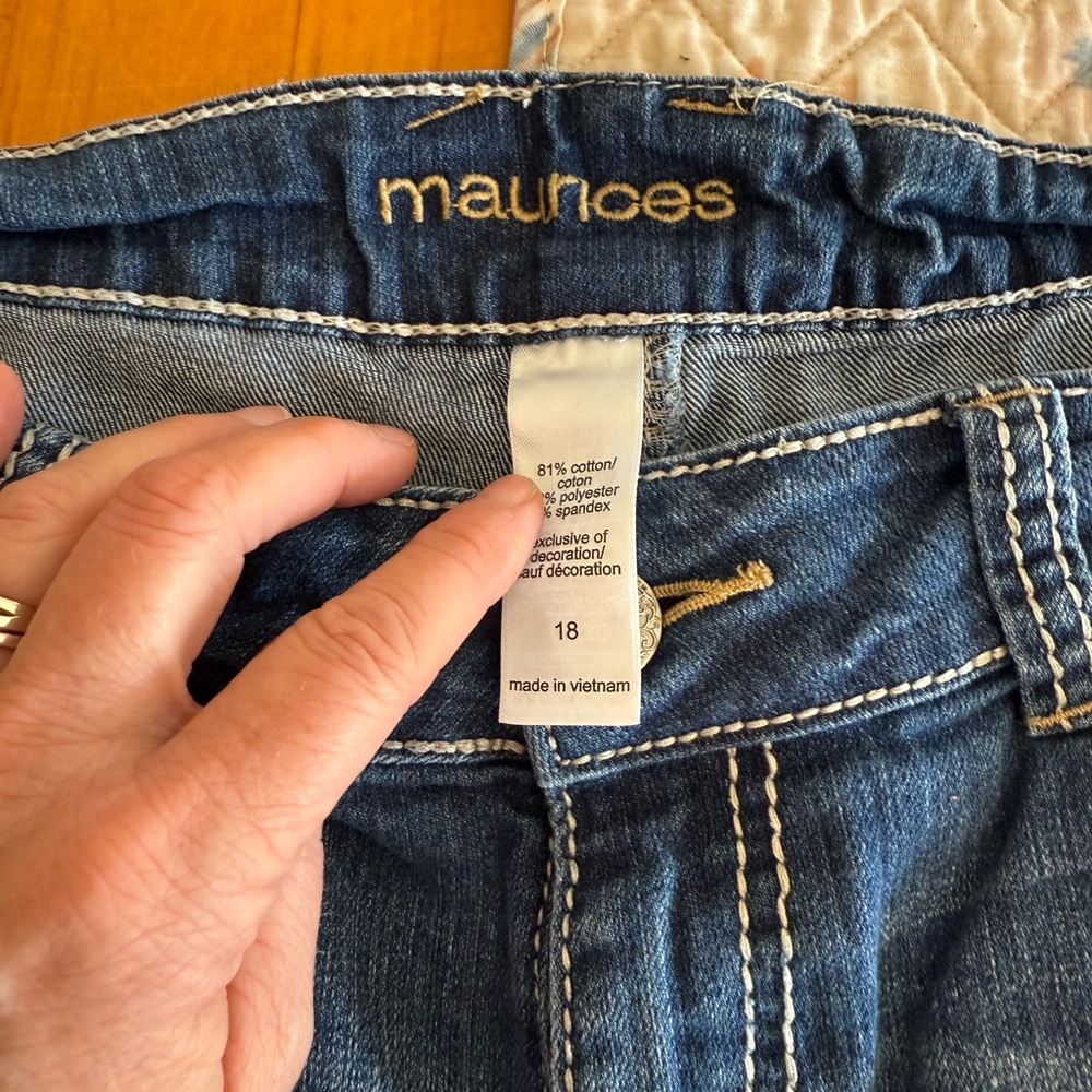 Maurices Blue Women's capri jeans.